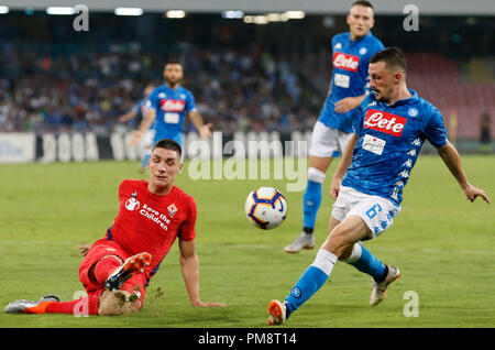 Pezzella (L) de l'ACF Fiorentina est en concurrence avec Mario Rui (L) de la SSC Napoli pendant le jeu. SSC Napoli contre la Fiorentina lors de la série d'un match de football au stade San Paolo. Score final 1-0 Napoli Fiorentina. Banque D'Images