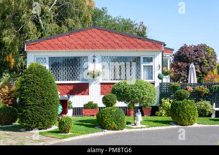 Maison de retraite du hérisson et le jardin, du côté de la Tamise, Chertsey, Surrey, Angleterre, Royaume-Uni Banque D'Images