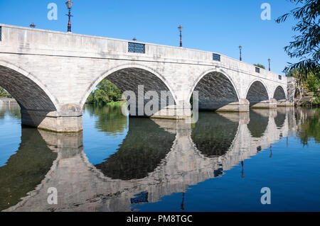 Chertsey Bridge et la Tamise, Chertsey Bridge Road, Chertsey, Surrey, Angleterre, Royaume-Uni Banque D'Images