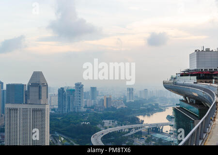 Singapour, 17 mai 2018. Cityline vue depuis Singapour Marina Bay Sands Hotel piscine à débordement Banque D'Images