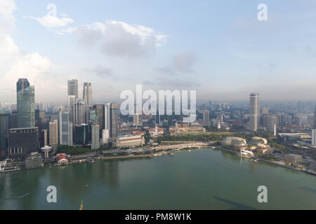 Singapour, 17 mai 2018. Cityline vue depuis Singapour Marina Bay Sands Hotel piscine à débordement Banque D'Images