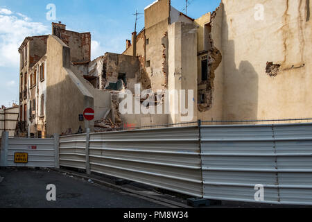 Une clôture métallique vu autour des bâtiments destinés à la démolition dans le quartier historique de Saint-Jacques. La mairie de Perpignan, France, a relancé une nouvelle rénovation du centre historique de Perpignan, qui affecte principalement le quartier Saint-Jacques. Il y a de nombreuses affiches dans les rues pour demander que Saint-Jacques pas détruites malgré le mauvais état des bâtiments. Banque D'Images