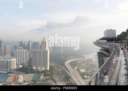 Singapour, 17 mai 2018. Cityline vue depuis Singapour Marina Bay Sands Hotel piscine à débordement Banque D'Images