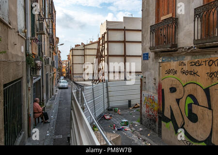 Une clôture métallique vu autour des bâtiments destinés à la démolition dans le quartier historique de Saint-Jacques. La mairie de Perpignan, France, a relancé une nouvelle rénovation du centre historique de Perpignan, qui affecte principalement le quartier Saint-Jacques. Il y a de nombreuses affiches dans les rues pour demander que Saint-Jacques pas détruites malgré le mauvais état des bâtiments. Banque D'Images