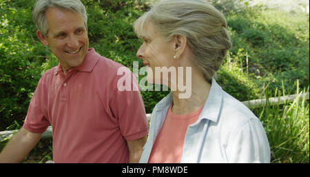 Happy senior couple se promenant dans un parc Banque D'Images