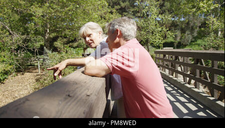 Blanc mature couple hanging out sur un pont Banque D'Images