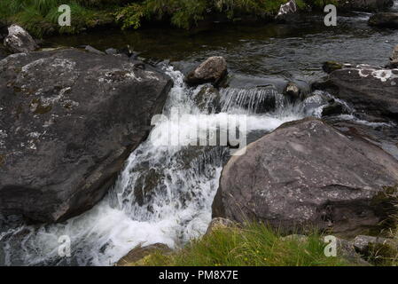 L'eau qui coule sur les rochers Banque D'Images