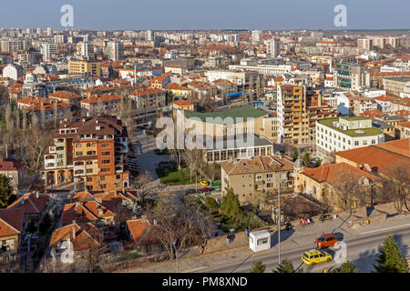 Sofia, Bulgarie - 15 mars 2014 : vue panoramique exceptionnelle de la ville de Haskovo - du Monument de la Vierge Marie , Bulgarie Banque D'Images