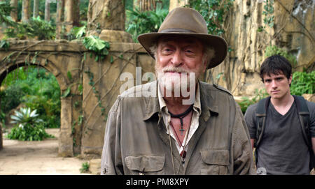 (L-r) Michael Caine comme Alexandre et Josh Hutcherson Sean comme à New Line Cinema's family adventure "JOURNEY 2 : The Mysterious Island", un communiqué de Warner Bros Pictures. Banque D'Images