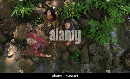 (L-r) Luis Guzmán comme Gabato, Vanessa Hudgens comme Kailani, et Josh Hutcherson que Sean en Nouvelle ligne Cinemas aventure familiale Voyage 2 : L'île mystérieuse, un Warner Bros Pictures version. Banque D'Images