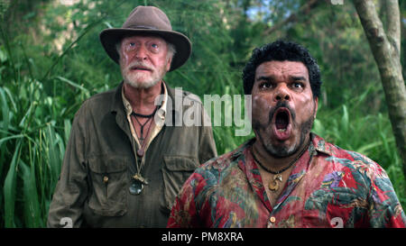 (L-r) Michael Caine comme Alexandre et Luis Guzmán comme Gabato à New Line Cinema ?s Voyage aventure famille 2 : L'île mystérieuse, un Warner Bros Pictures version. Banque D'Images