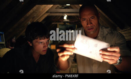 (L-r), plus que Sean et Dwayne Johnson comme Hank dans Nouvelle ligne Cinemas aventure familiale Voyage 2 : L'île mystérieuse, un Warner Bros Pictures version. Banque D'Images