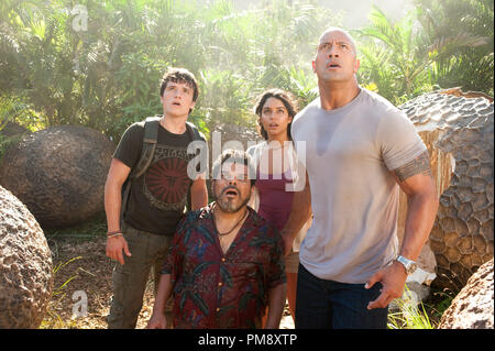 (L-r), plus que Sean, Luis GUZMçN comme Gabato, Vanessa Hudgens comme Kailani, et Dwayne Johnson comme Hank dans Nouvelle ligne Cinemas aventure familiale Voyage 2 : L'île mystérieuse, un Warner Bros Pictures version. Banque D'Images