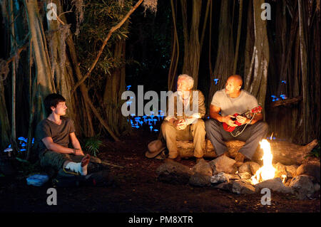 (L-r), plus que Sean, Michael Caine comme Alexandre, et Dwayne Johnson comme Hank dans Nouvelle ligne Cinemas aventure familiale Voyage 2 : L'île mystérieuse, un Warner Bros Pictures version. Banque D'Images