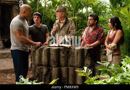 (L-r) Dwayne Johnson comme Hank, Josh Hutcherson comme Sean, Michael Caine comme Alexander, Luis Guzmán comme Gabato, et Vanessa Hudgens comme Kailani dans New Line Cinema's family adventure "JOURNEY 2 : The Mysterious Island", un communiqué de Warner Bros Pictures. Banque D'Images