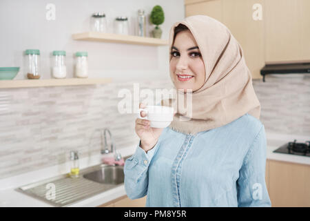 Belle jeune femme portant le hijab de boire une tasse de café Banque D'Images