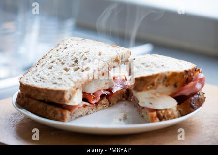 Un classique, traditionnelle, Delicious, l'anglais et d'oeufs bacon sandwich fait avec du pain brun Banque D'Images