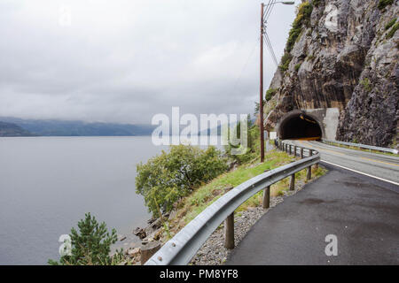 Route de montagne en Norvège. L'entrée du tunnel et sur la mer de brouillard Banque D'Images