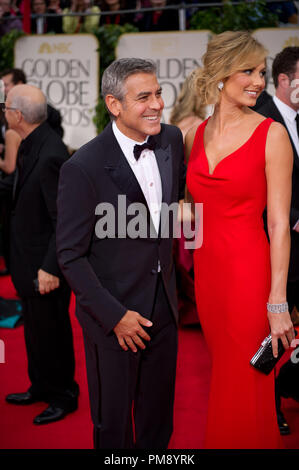 Nommé pour la MEILLEURE PERFORMANCE PAR UN ACTEUR DANS UN FILM - Drame pour son rôle dans "les descendants", au Meilleur Directeur - MOTION PICTURE pour "Les ides de mars", et du meilleur scénario - MOTION PICTURE pour "Les ides de mars", George Clooney et Stacy Keibler assister à la 69e assemblée annuelle Golden Globes Awards au Beverly Hilton de Los Angeles, CA le dimanche, Janvier 15, 2012. Banque D'Images