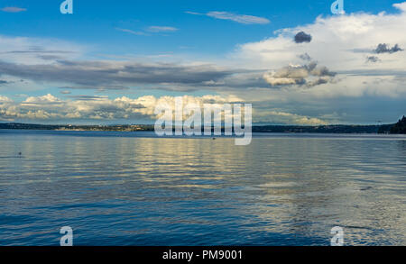 Vue de la Puget Sound avec des nuages à l'horizon de Dash Point, Washington. Banque D'Images