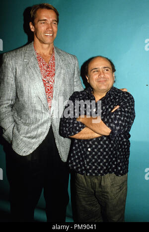 Arnold Schwarzenegger et Danny DeVito à 'Twins' conférence de presse 1988 © CCR /Le Hollywood Archive - Tous droits réservés référence #  31515 568 Banque D'Images