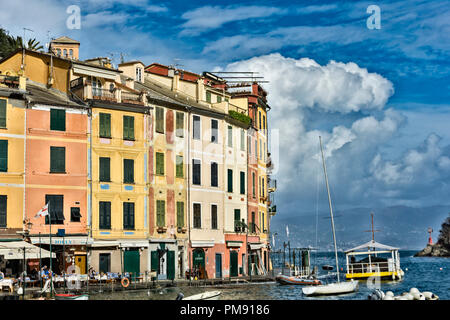 PORTOFINO, ITALIE - 12 mars 2018 : vue sur la mer à Portofino, Italie. Portofino est l'un des plus populaires centres de villégiature sur la Riviera Italienne Banque D'Images