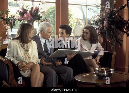 Photo du film ou encore la publicité de "Père de la Mariée' Diane Keaton, Steve Martin, Martin Short et Kimberly Williams © 1991 Touchstone Pictures Crédit Photo : John R. Shannon Tous Droits Réservés #  de référence fichier 31527148THA pour un usage éditorial uniquement Banque D'Images