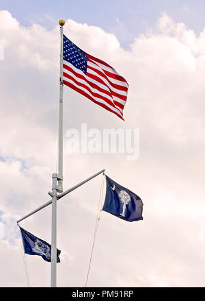 Le drapeau Américain vole au-dessus de la ville de Charleston en Caroline du Sud et le drapeau drapeau d'Etat, 5 avril 2015, à Charleston, Caroline du Sud. Banque D'Images