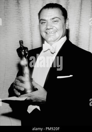 Ernest Idaho, à la 28e annuelle des Academy Awards, 1956. (Gagnant du meilleur acteur pour 'Marty' le fichier Référence #  31537 037THA Banque D'Images