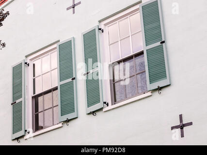 Tremblement de fer forme vis traverse sur l'extérieur d'une maison sur East Bay Street, le 5 avril 2015, à Charleston, Caroline du Sud. Banque D'Images