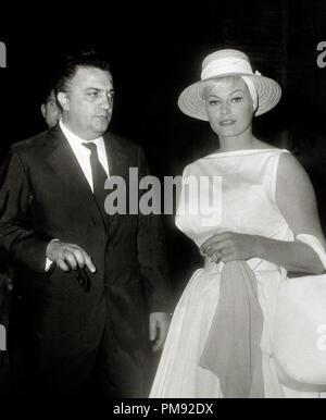 Anita Ekberg avec le réalisateur italien Federico Fellini, vers 1961 Référence de fichier #  31537 196 Banque D'Images