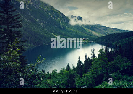 Lac de montagne et nuages. Morskie Oko dans Tatry, Pologne. Nature Paysage. Banque D'Images