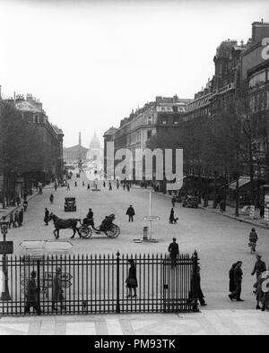 Paris France Avril 1944 Rue Royale à Paris prise de la Place de Madeleine à la direction Place de la Concorde Banque D'Images