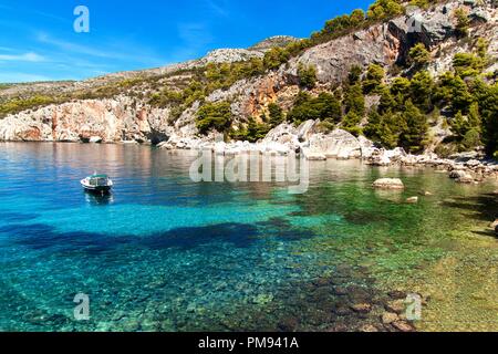 Bateau de pêche par la côte de la Croatie. La pêche, près de l'île de Hvar. Navire dans la baie. La côte de la mer Adriatique. Salutations de locations Banque D'Images