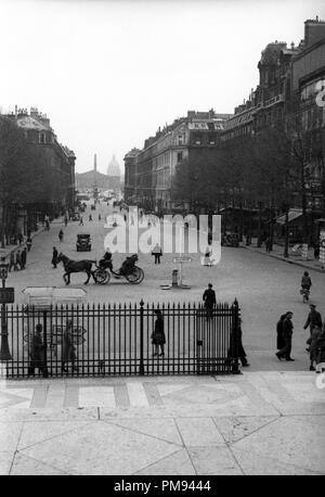 Paris France Avril 1944 Rue Royale à Paris prise de la Place de Madeleine à la direction Place de la Concorde Banque D'Images