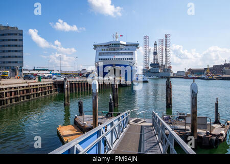 Ferry dans le port d'IJmuiden Pays-Bas, se préparant à quitter pour Newcastle, Royaume-Uni. Banque D'Images