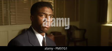 CHADWICK BOSEMAN comme Jackie Robinson de Warner Bros Pictures et Legendary Pictures, le théâtre "42", un communiqué de Warner Bros Pictures. Banque D'Images