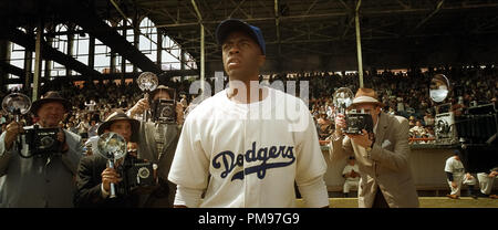 CHADWICK BOSEMAN comme Jackie Robinson de Warner Bros Pictures et Legendary Pictures, le théâtre "42", un communiqué de Warner Bros Pictures. Banque D'Images