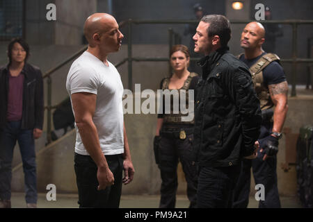 (L à R) (HAN SUNG KANG), Dom (Vin Diesel), Riley (GINA CARANO), Shaw (LUKE EVANS) et Hobbs (Dwayne Johnson) dans "Fast & Furious 6', le prochain épisode de la franchise à succès mondiale construite sur la vitesse. Banque D'Images