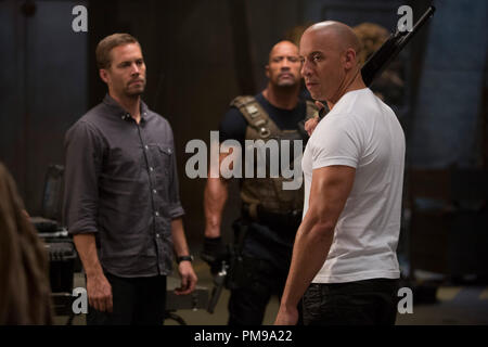 (L à R) Brian (PAUL WALKER), Hobbs (Dwayne Johnson) et Dom (Vin Diesel) réunir pour "Fast & Furious 6', le prochain épisode de la franchise à succès mondiale construite sur la vitesse. Banque D'Images