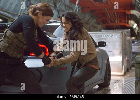 (L à R) Riley (GINA CARANO) et Letty (Michelle Rodriguez) s'engager dans un combat au corps "Fast & Furious 6', le prochain épisode de la franchise à succès mondiale construite sur la vitesse. Banque D'Images