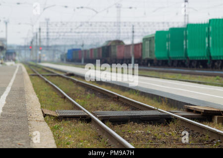 Passage pour piétons, les voies de chemin de fer du centre de transport, dans le contexte de la plate-forme, rails et train de marchandises. La lumière naturelle. Paysage Banque D'Images