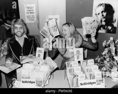 Twiggy Lawson et Justin de Villeneuve derrière le comptoir d'un magasin vendant ses marque de collants, mars 1970 Numéro de référence de dossier 31955 151THA Banque D'Images