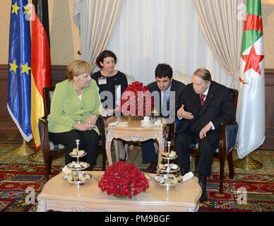 (180917) -- ALGER, 17 septembre 2018 (Xinhua) -- La chancelière allemande Angela Merkel (1re L) se réunit avec le président algérien Abdelaziz Bouteflika (1e R) à Alger, Algérie, le 17 septembre, 2018. Le Président algérien Abdelaziz Bouteflika a rencontré lundi la chancelière allemande Angela Merkel en visite dans son bureau à Alger sur le partenariat bilatéral et le développement dans tous les domaines. (Xinhua) Banque D'Images
