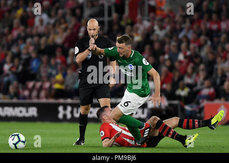 Southampton, UK. 17 septembre 2018. Dale Stephens de Brighton & Hove Albion fautes Pierre-Emile Hojbjerg de Southampton comme arbitre Anthony Taylor ses coups de sifflet - Southampton v Brighton & Hove Albion, Premier League, St Mary's Stadium, Southampton - 17 septembre 2018 Credit : Richard Calver/Alamy Live News Crédit : Richard Calver/Alamy Live News Banque D'Images