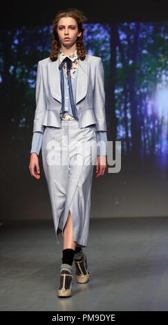 London, Londres, Royaume-Uni. 14Th Sep 2018. A model basé sur le BoraAksu designer turque lors de la London Fashion Week Septembre 2018 L'espace d'exposition à BFC. Credit : Rahman Hassani/SOPA Images/ZUMA/Alamy Fil Live News Banque D'Images