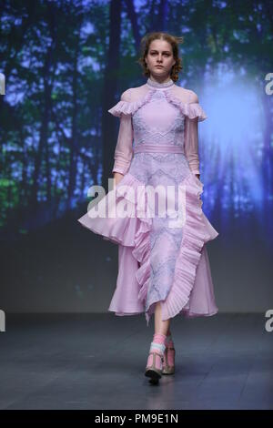 London, Londres, Royaume-Uni. 14Th Sep 2018. A model basé sur le BoraAksu designer turque lors de la London Fashion Week Septembre 2018 L'espace d'exposition à BFC. Credit : Rahman Hassani/SOPA Images/ZUMA/Alamy Fil Live News Banque D'Images