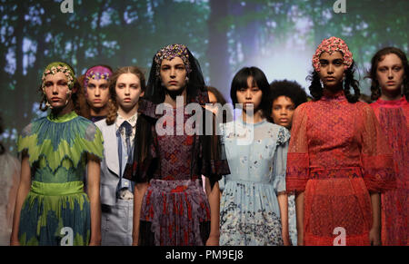 London, Londres, Royaume-Uni. 14Th Sep 2018. A model basé sur le BoraAksu designer turque lors de la London Fashion Week Septembre 2018 L'espace d'exposition à BFC. Credit : Rahman Hassani/SOPA Images/ZUMA/Alamy Fil Live News Banque D'Images