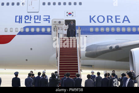 Sungnam, Seoul, Corée du Sud. 18 Sep, 2018. 18 sept, 2018-Séoul, Corée du Sud, Korea-South Lune Jaein Président et la Première dame Kim Jung Sook arrive à Sungnam militaire aérienne pour un tête à Pyeongyang en Corée du Sud. Le président sud-coréen Moon Jae-in pour Pyongyang le mardi pour un sommet historique avec Kim Jong-un dans le but de servir de médiateur dans l'impasse nucléaire les Etats-Unis et la Corée du Nord parle et aller de l'avant les relations intercoréennes. Credit : Ryu Seung-Il/ZUMA/Alamy Fil Live News Crédit : ZUMA Press, Inc./Alamy Live News Banque D'Images