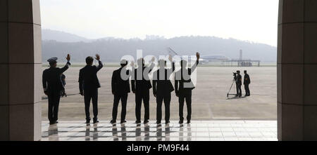 Sungnam, Seoul, Corée du Sud. 18 Sep, 2018. 18 sept, 2018-Séoul, en Korea-Seoul le personnel militaire aérienne de vagues pour une armée de la tête à Pyeongyang en Corée du Sud. Le président sud-coréen Moon Jae-in pour Pyongyang le mardi pour un sommet historique avec Kim Jong-un dans le but de servir de médiateur dans l'impasse nucléaire les Etats-Unis et la Corée du Nord parle et aller de l'avant les relations intercoréennes. Credit : Ryu Seung-Il/ZUMA/Alamy Fil Live News Crédit : ZUMA Press, Inc./Alamy Live News Banque D'Images